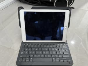 iPad Bluetooth wireless keyboard case