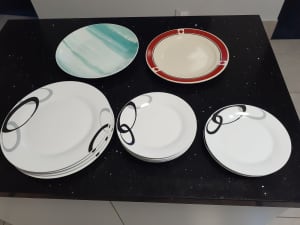 For Sale Used Dinner Serving Plates Couple with Chips Rest in Good Con