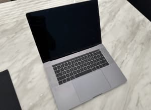 Macbook Pro 15” 2017 (i7, 256GB SSD, 16GB RAM)