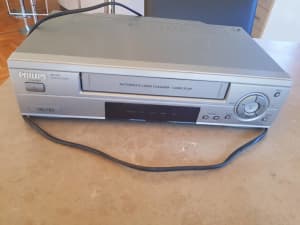 Phillips VR102 VHS video recorder