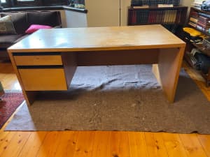 Large desk, well-built also suitable as a strong workbench