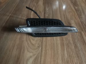 Genuine Holden VE Commodore Left guard indicator with globe and socket