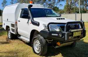 2014 Toyota Hilux 4x4 Front & Rear air lockers, 2" lift, work/ camper 