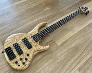 MTD USA 535/24 bass and case in good condition