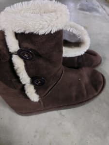 Women's Sheepskin Style Boots (Size 8)