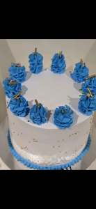 Looking for an experienced cake decorator