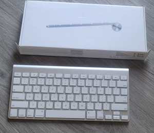 Apple A1314 Wireless Keyboard - Silver
