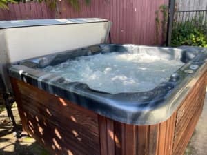 Maax Spa with cover and lifter