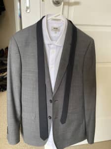 Quality suit, shirt and tie package - worn once