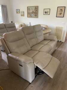 Electric reclining lounge