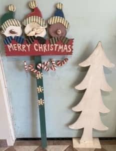 2xTIMBER XMAS DECORATIONS-3 x CHARACTER ON POST WHITE GLITTER TREE-GUC