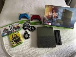 Xbox One Console Battlefield Special Edition plus games/ 2 controllers