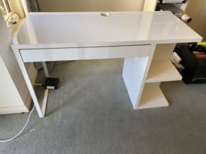 Study Desk 120 x 50 cms with chair