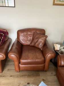 Quality English three piece tan leather suite