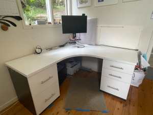 White corner desk, 2 sets drawers, one lady owner :)