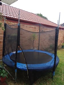 Free 10' trampoline. 100 kg. New pads. Needs netting.