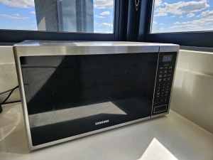 Samsung 40L Microwave with replacement cover