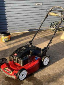 Toro 22 (56 cm) Recycler Personal Pace Auto-Drive mower