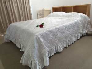 QUEEN SIZE QUALITY WHITE SATIN BEDSPREAD