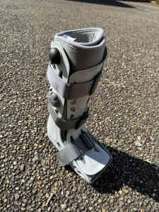 Aircast walking boot (moon boot) in medium - never used!