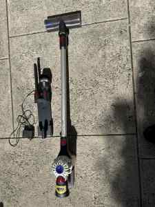 Dyson v7 vaccum cleaner with parts and charger