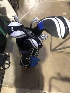 Trident bag with golf set in great condition