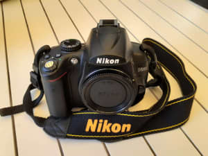 NIKON D5000 DIGITAL CAMERA WITH 55-200MM LENS. VERY LITTLE USE. 