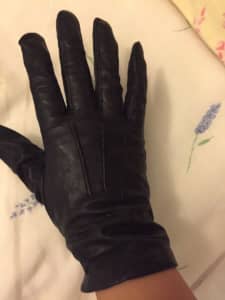 Beautiful Italian leather size 6 black ladies gloves