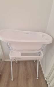 Baby bathtub on tall standing support