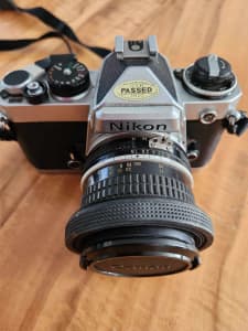 Nikon FM 35mm vintage camera with carry case