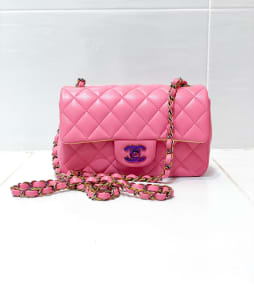 Chanel Raspberry Quilted Lambskin Mini Vanity Case with Chain - Handbag | Pre-owned & Certified | used Second Hand | Unisex