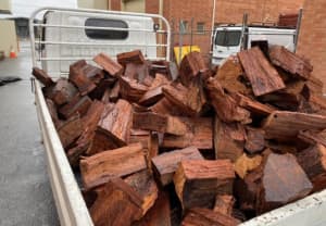 🪵 DRY SPLIT JARRAH FIREWOOD 🪵 FREE DELIVERY 🚚 Beat the winter rush