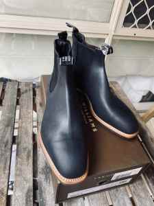 RM William boots size 8.5 G brand new
