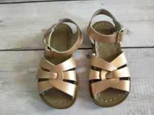 Saltwater Sandals Kids Rose Gold - Size 9 Great Condition.