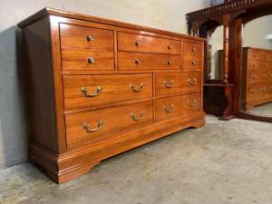 Excellent condition solid oak wood chest with 8 drawers & metal runner