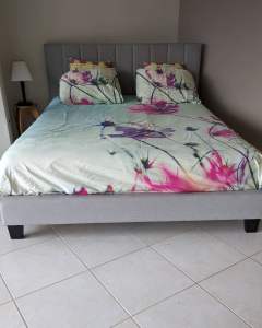 Queensize bed, 2 mattresses to choose from 