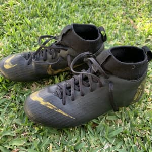 Nike Boys Soccer Boots US 1Y
