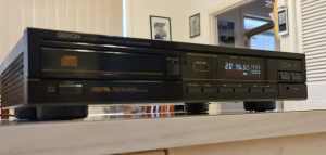 VINTAGE DENON CD PLAYER/MADE IN JAPAN/REMOTE