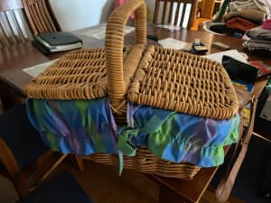 Picnic Basket with cloth liner