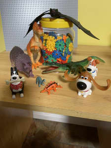 Selection of toys/ figurine animals