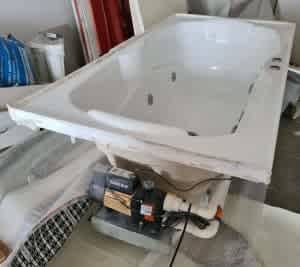 Spa bath with 6 jets self contained with motor and pipes
