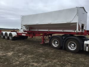 Triaxle trailer with potatoe bin