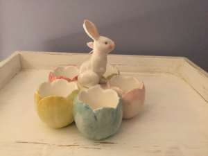 EASTER TULIP EGG DISPLAY MULTICOLOURED SERVING DISH WITH BUNNY