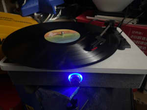 Turntable, good condition, with new stylus 2pk, no speaker 