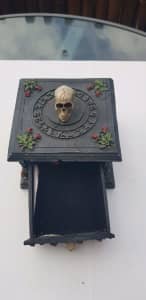 Skull and roses storage jewelry box