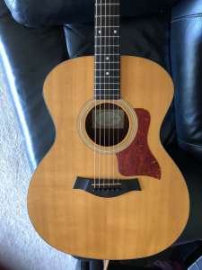Taylor 114 e Acoustic Electric Guitar w/ case