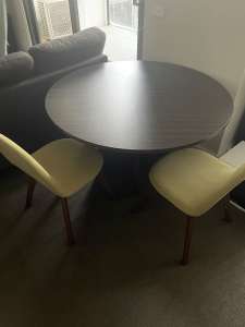 Round dining table