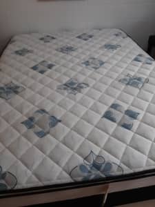 Queen bed and base excellent condition