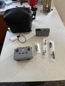Drone DJI Mini 2 batteries and remote