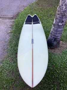 Surfboard. Twin fin. Vouch Mid Vish. 6’10”x21 1/4”x2 3/4”
